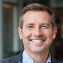 Retrato profesional de un hombre sonriente