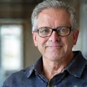 Retrato profesional de un hombre de mediana edad con gafas